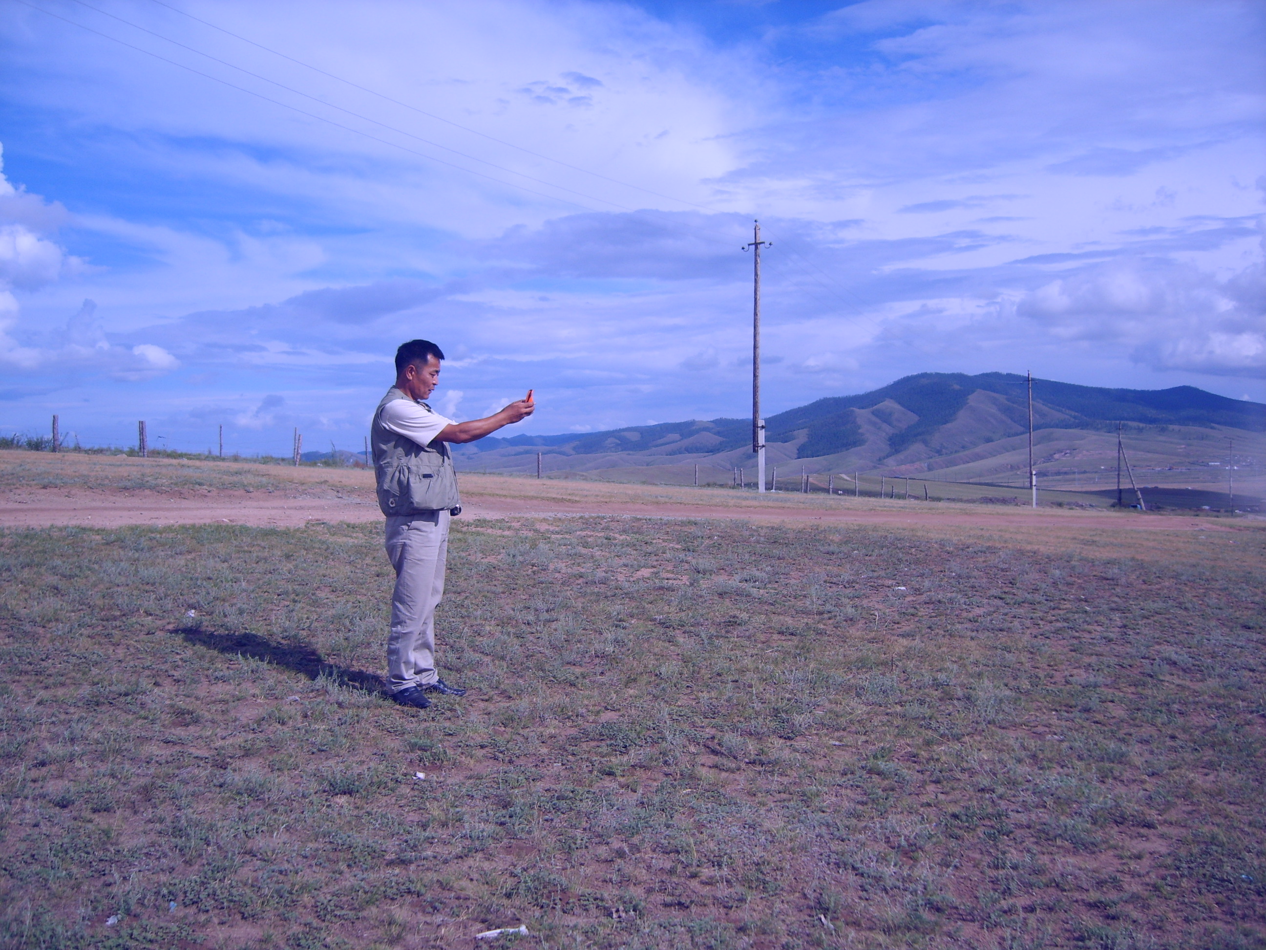 Судалгааны баг судалгаа хийж буй зураг